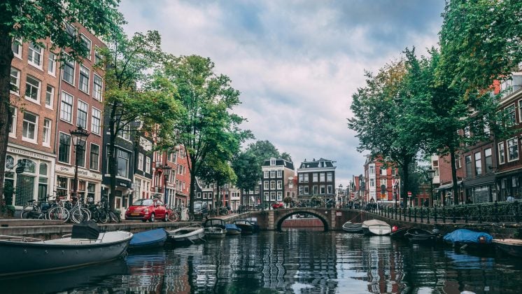 E Amsterdam, na Holanda, proibiu a construção de hoteis como uma tentativa de "manter a cidade habitável para residentes e visitantes". (Foto: Pexels)