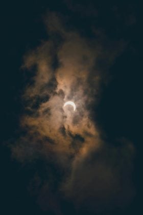 Mas o que isso quer dizer? Primeiro, precisamos entender que um eclipse solar ocorre quando a Lua se posiciona entre o Sol e a Terra de uma maneira que ela acaba lançando uma sombra sobre a Terra. (Foto: Pexels)