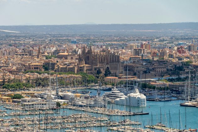 Também na Espanha, outro exemplo é Maiorca. "Muitos turistas têm comprado imóveis na ilha, inflacionando os valores e dificultando a compra pelos moradores locais", avalia Roitburd. (Foto: Pexels)