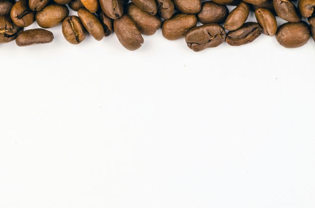 Assim, a cafeína é uma substância encontrada no café, chá, cacau, bebidas energéticas, entre outros. (Foto: Pexels)