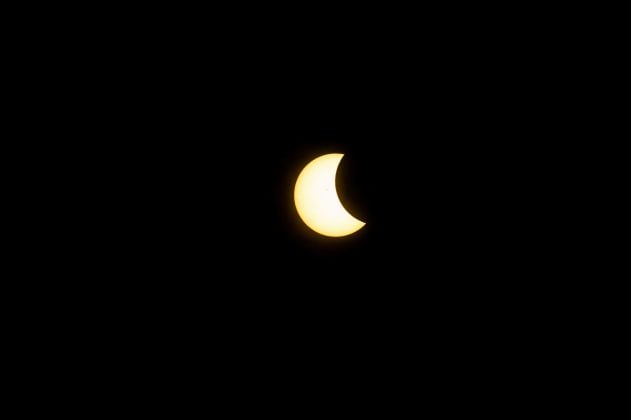 Às vezes, a Lua bloqueia apenas parte da luz do Sol, no chamado eclipse solar parcial ou anular. (Foto: Pexels)