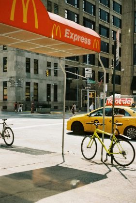 O McDonald 's retirou o hambúrguer dos cardápios em vários estados na terça-feira, quando o surto foi anunciado. (Foto: Pexels)