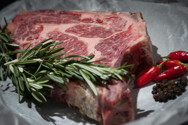 Os preços das carnes também foram destaque, com um avanço médio de 2,97% — o maior desde dezembro de 2020, quando subiram 3,58%. (Foto: Pexels)