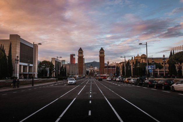 Em julho deste ano, moradores protestam com pistolas de água contra turistas em Barcelona sob o lema "Basta! Ponhamos limite ao turismo!". (Foto: Pexels)