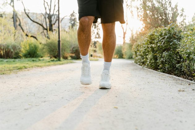 Além disso, a variação de terreno e o contato com a natureza proporcionam um desafio adicional, o que torna a atividade mais envolvente e pode, inclusive, fazer a pessoa tomar gosto por exercícios. (Foto: Pexels)