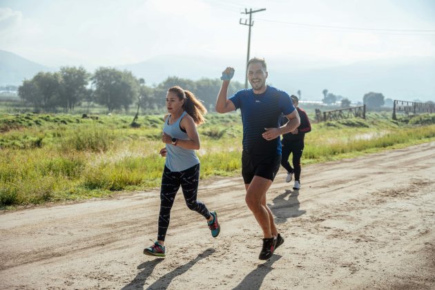 Quem se exercita ao ar livre também vê ganhos na função cognitiva, fica mais bem-humorado, menos ansioso, sente mais bem-estar, tem redução do estresse e se sente mais feliz. (Foto: Pexels)