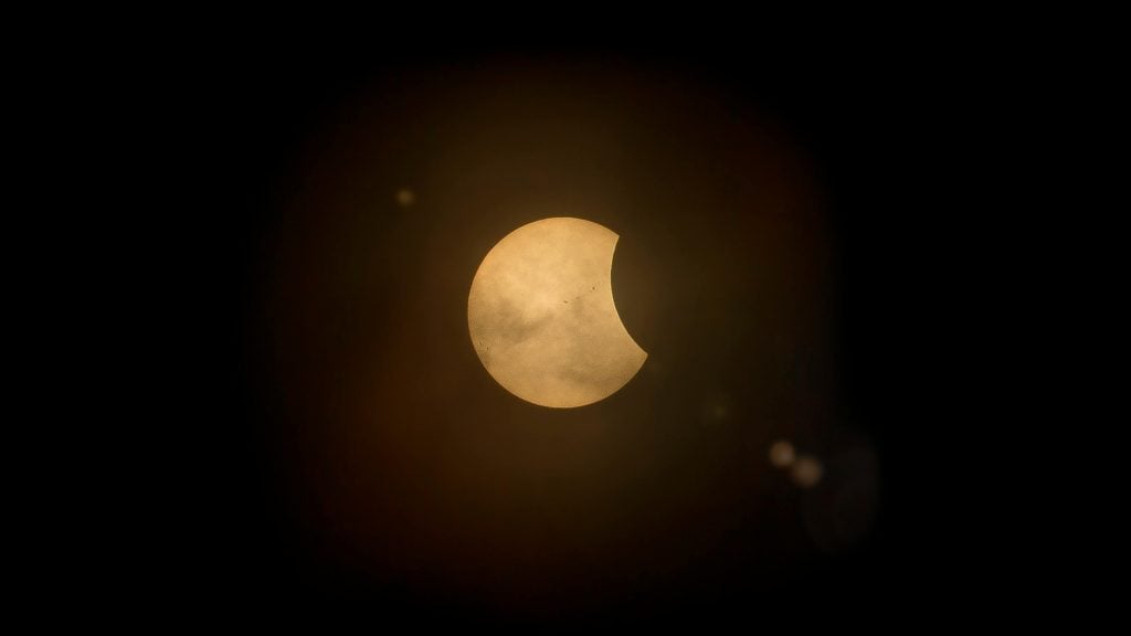 Na próxima quarta-feira (2), espectadores sortudos do Sul, Sudeste e Centro-Oeste do país terão a chance de observar um eclipse solar que acontecerá ao entardecer, próximo ao pôr do sol. (Foto: Pexels)