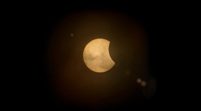 Na próxima quarta-feira (2), espectadores sortudos do Sul, Sudeste e Centro-Oeste do país terão a chance de observar um eclipse solar que acontecerá ao entardecer, próximo ao pôr do sol. (Foto: Pexels)