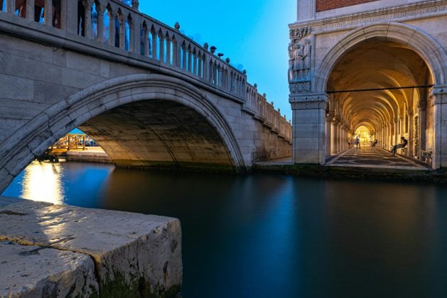 Já em Veneza, na Itália, o governo passou a cobrar uma taxa diária de 5 euros de turistas. (Foto: Pexels)