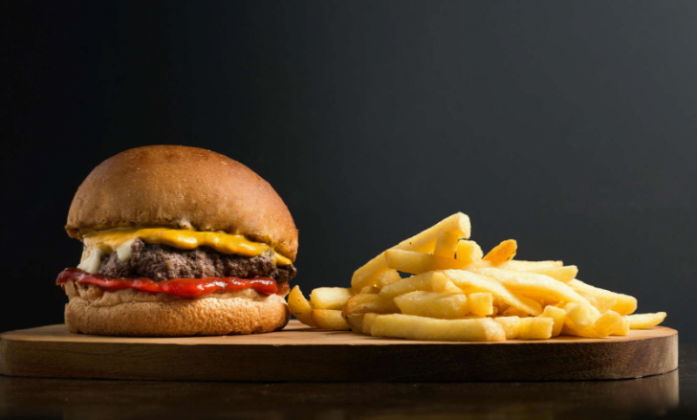 Além disso, a rede de fast-food destacou que “todos os funcionários e clientes devem ser tratados com respeito e acolhimento”. (Foto: Pexels)