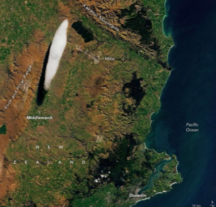 Localizada entre Middlemarch e Hyde, na região de Otago, Nova Zelândia, essa formação é famosa por seu formato incomum e imóvel. (Foto: NASA Earth Observatory/Landsat)