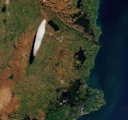 O MetService da Nova Zelândia explicou que a “Taieri Pet” é uma nuvem lenticular altocumulus, popularmente conhecida como “pilha de panquecas”. (Foto: NASA Earth Observatory/Landsat)