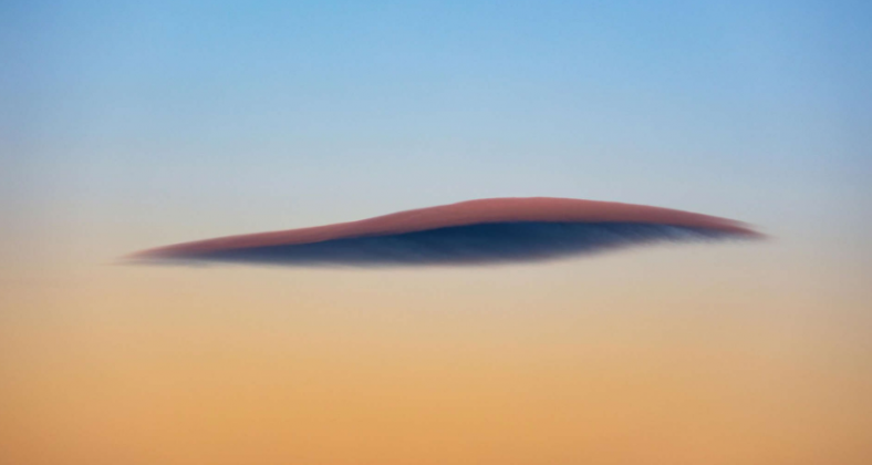 Esse fenômeno ocorre quando ventos fortes, principalmente do noroeste, passam sobre a cordilheira Rock and Pillar, fazendo o vapor de água condensar em camadas verticais. (Foto: Pexels)Esse fenômeno ocorre quando ventos fortes, principalmente do noroeste, passam sobre a cordilheira Rock and Pillar, fazendo o vapor de água condensar em camadas verticais. (Foto: Pexels)