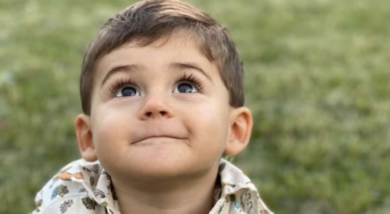 Desde então, ele passa por tratamentos diários, incluindo fisioterapia, fonoaudiologia e outras terapias para auxiliar na sua evolução. (Foto: Instagram)