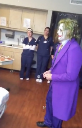 Com isso, graças a sua notoriedade, em épocas festivas de fantasias como o Halloween, muitos tentam recriar seu visual, e isso gerou uma situação bem inusitada em um hospital do Tennessee. (Foto: Reprodução)