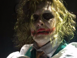 O personagem Coringa interpretado por Heath Ledger em “Batman: O Cavaleiro das Trevas” é um dos vilões mais icônicos da cultura pop até hoje. (Foto: Reprodução)