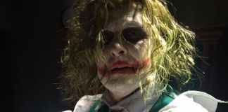 O personagem Coringa interpretado por Heath Ledger em “Batman: O Cavaleiro das Trevas” é um dos vilões mais icônicos da cultura pop até hoje. (Foto: Reprodução)