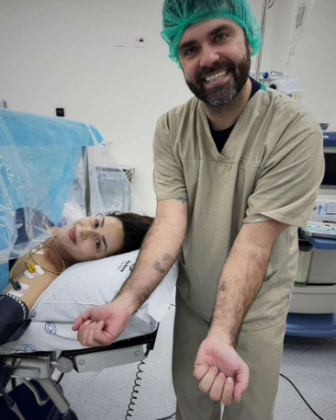 “Estou vivendo ou não um sonho? Olha, um homem da minha vida nos meus braços e o outro ali pilotando a churrasqueira pra gente". (Foto: Instagram)