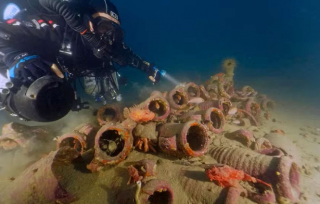 Pesquisadores italianos fizeram uma descoberta surpreendente ao encontrar uma carga intacta no local de um naufrágio ocorrido há cerca de 2 mil anos, próximo à província de Siracusa, na Sicília. (Foto: Reprodução)