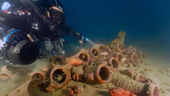 Pesquisadores italianos fizeram uma descoberta surpreendente ao encontrar uma carga intacta no local de um naufrágio ocorrido há cerca de 2 mil anos, próximo à província de Siracusa, na Sicília. (Foto: Reprodução)