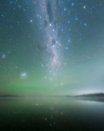 O uso de longa exposição na câmera foi crucial para destacar cada ponto luminoso, oferecendo uma visão quase mágica do fenômeno. (Foto: Instagram)