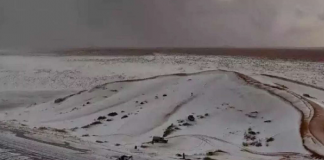 Imagens de uma suposta nevasca no deserto da Arábia Saudita, especificamente na região de Al-Jawf, chamaram a atenção mundial no último sábado (02), quando o solo apareceu coberto por uma camada branca. (Foto: X)