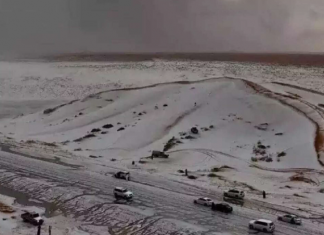 Imagens de uma suposta nevasca no deserto da Arábia Saudita, especificamente na região de Al-Jawf, chamaram a atenção mundial no último sábado (02), quando o solo apareceu coberto por uma camada branca. (Foto: X)