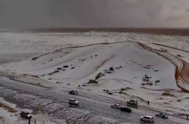 Imagens de uma suposta nevasca no deserto da Arábia Saudita, especificamente na região de Al-Jawf, chamaram a atenção mundial no último sábado (02), quando o solo apareceu coberto por uma camada branca. (Foto: X)