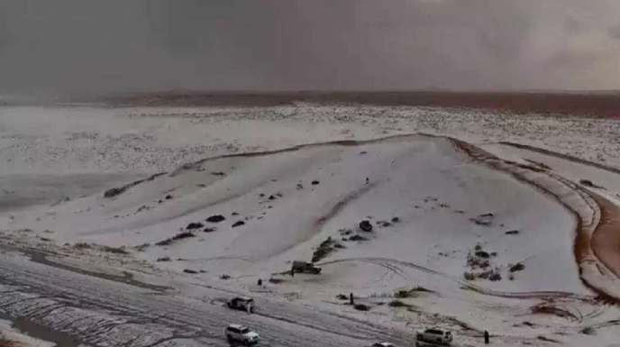 Imagens de uma suposta nevasca no deserto da Arábia Saudita, especificamente na região de Al-Jawf, chamaram a atenção mundial no último sábado (02), quando o solo apareceu coberto por uma camada branca. (Foto: X)