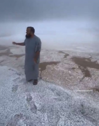 O fenômeno foi provocado por uma intensa tempestade de granizo, com precipitação suficiente para cobrir o solo e transformar a paisagem do deserto, que é predominantemente árido. (Foto: X)