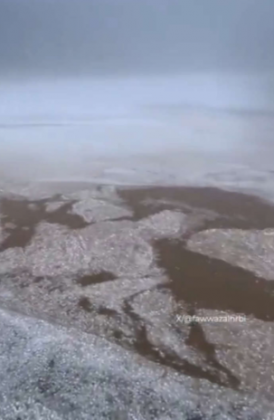Com isso, conhecido por temperaturas que comumente ultrapassam os 30°C, o país árabe surpreendeu com registros que pareciam mostrar neve em uma de suas regiões mais secas. (Foto: X)