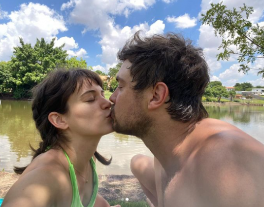 O casal Bianca Bin e Sérgio Guizé começou a história de amor durante as gravações da novela “O Outro Lado do Paraíso”, em 2017. (Foto: Instagram)