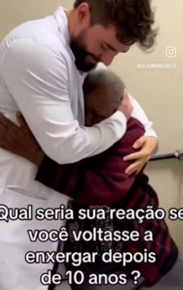 No momento em que percebeu que podia ver novamente, chorou de emoção e agradeceu ao médico, a quem chamou de “gatinho”. (Foto: Tiktok)