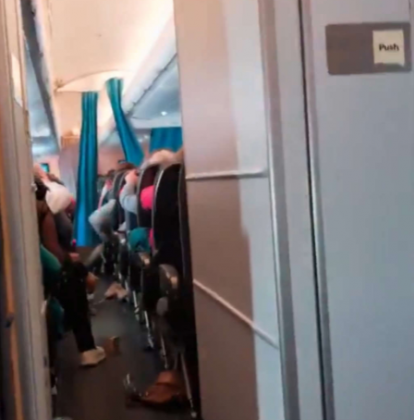 Com isso, vídeos publicados nas redes sociais mostram objetos e passageiros sendo arremessados dentro da cabine, enquanto gritos podem ser ouvidos. (Foto: Reprodução)