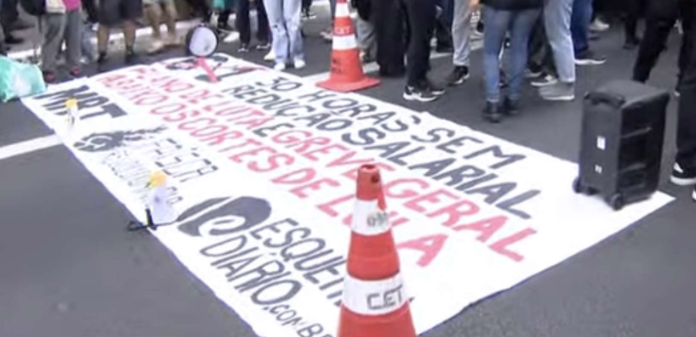 Na sexta-feira (15), manifestantes se reuniram na Avenida Paulista, em São Paulo, para apoiar a proposta de emenda à Constituição (PEC) que visa reduzir a jornada semanal de trabalho de 44 para 36 horas. (Foto: Reprodução)