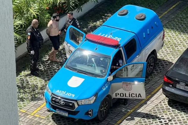 Com isso, Raphael Paes Castro, de 34 anos, foi preso em flagrante suspeito de assassinar a mãe dentro de casa. (Foto: Reprodução)