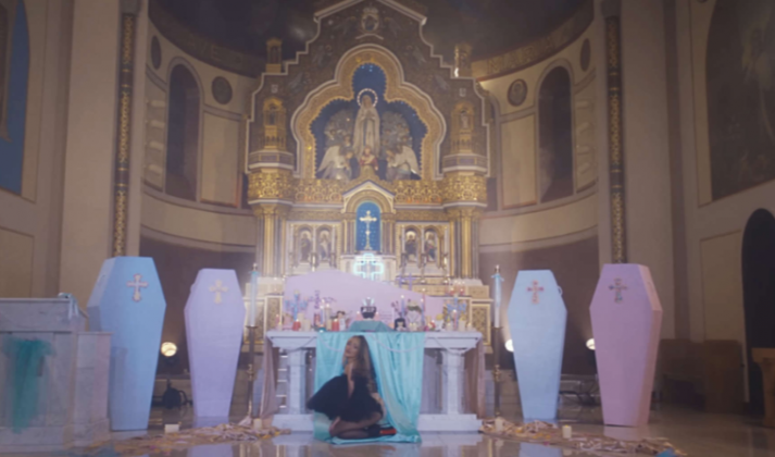 Assim, a decisão foi tomada após investigações que ocorreram quando a estrela pop Sabrina Carpenter gravou o videoclipe da música “Feather” no local, utilizando o altar em cenas provocativas. (Foto: Reprodução)