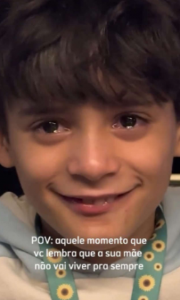 Com isso, o vídeo compartilhado por sua mãe, Vitória Neves, no Instagram, o garoto, que possui paralisia cerebral, autismo e TDAH, apareceu com os olhos cheios de lágrimas. (Foto: Divulgação)