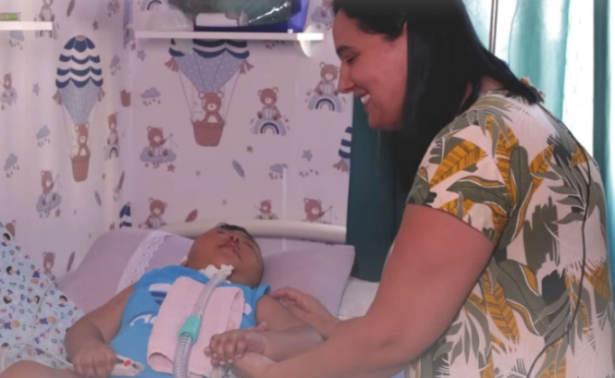 Apesar do prognóstico feito pelos médicos sobre sua sobrevivência, Dabienne decidiu adotá-lo. “Eu o conheci aos 21 dias e ele veio para mim aos cinco meses de vida”, afirmou. (Foto: Reprodução)