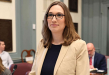 Sarah McBride, primeira deputada trans eleita para o Congresso dos Estados Unidos, terá que utilizar o banheiro masculino no Capitólio. (Foto: Reprodução)