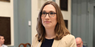 Sarah McBride, primeira deputada trans eleita para o Congresso dos Estados Unidos, terá que utilizar o banheiro masculino no Capitólio. (Foto: Reprodução)