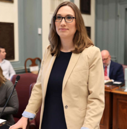 Sarah McBride, primeira deputada trans eleita para o Congresso dos Estados Unidos, terá que utilizar o banheiro masculino no Capitólio. (Foto: Reprodução)