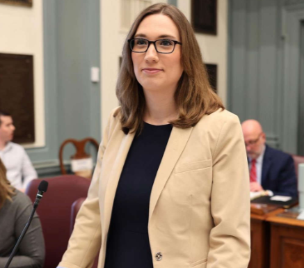 Sarah McBride, primeira deputada trans eleita para o Congresso dos Estados Unidos, terá que utilizar o banheiro masculino no Capitólio. (Foto: Reprodução)