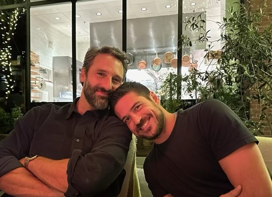 Marco Pigossi falou abertamente sobre sua relação com o cineasta Marco Calvani, com quem se casou em setembro deste ano. (Foto: Instagram)