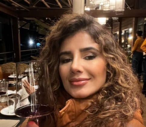 A cantora Paula Fernandes afirmou que está em busca de um novo romance mas tem dificuldades de mostrar para as pessoas que, mesmo famosa, é uma pessoa disponível para viver um amor. (Foto: Instagram)