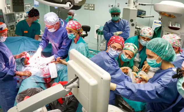 Um hospital na Espanha fez uma cirurgia para retirar um tumor cardíaco de um bebê. (Foto: Divulgação)