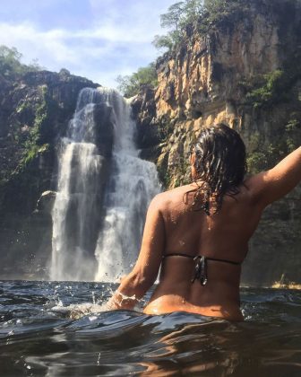 “Era só uma cachoeira que eu queria hoje… deslizar nessa água gelada sendo parte dela”, escreveu na legenda da imagem. (Foto: Instagram)