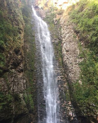 A Cachoeira do Segredo é uma das maiores da Chapada dos Veadeiros e tem mais de100 metros de altura. (Foto: Instagram)