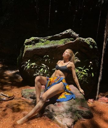 Com isso, a artista visitou piscinas naturais da região e aproveitou o descanso para ler na beira de um rio. (Foto: Instagram)