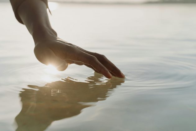 Da próxima vez que você estiver no banho e reparar que seus dedos estão cheios de rugas, não precisa se assustar. Seu corpo só quer lhe ajudar a segurar o sabonete! (Foto: Pexels)